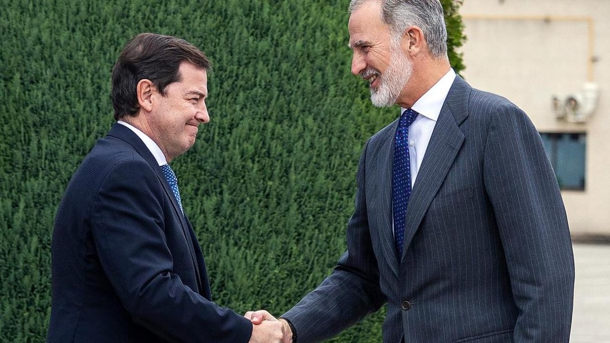 Alfonso Fernández Mañueco y Felipe VI, en una imagen de archivo.
