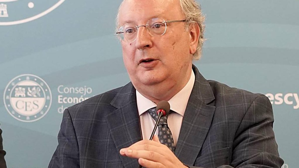 El presidente del CES, Enrique Cabero, en la presentación del informe.