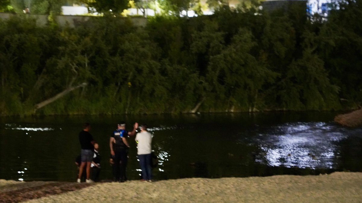 Dispositivo desplegado para buscar al niño que murió ahogado en la playa de Las Moreras.