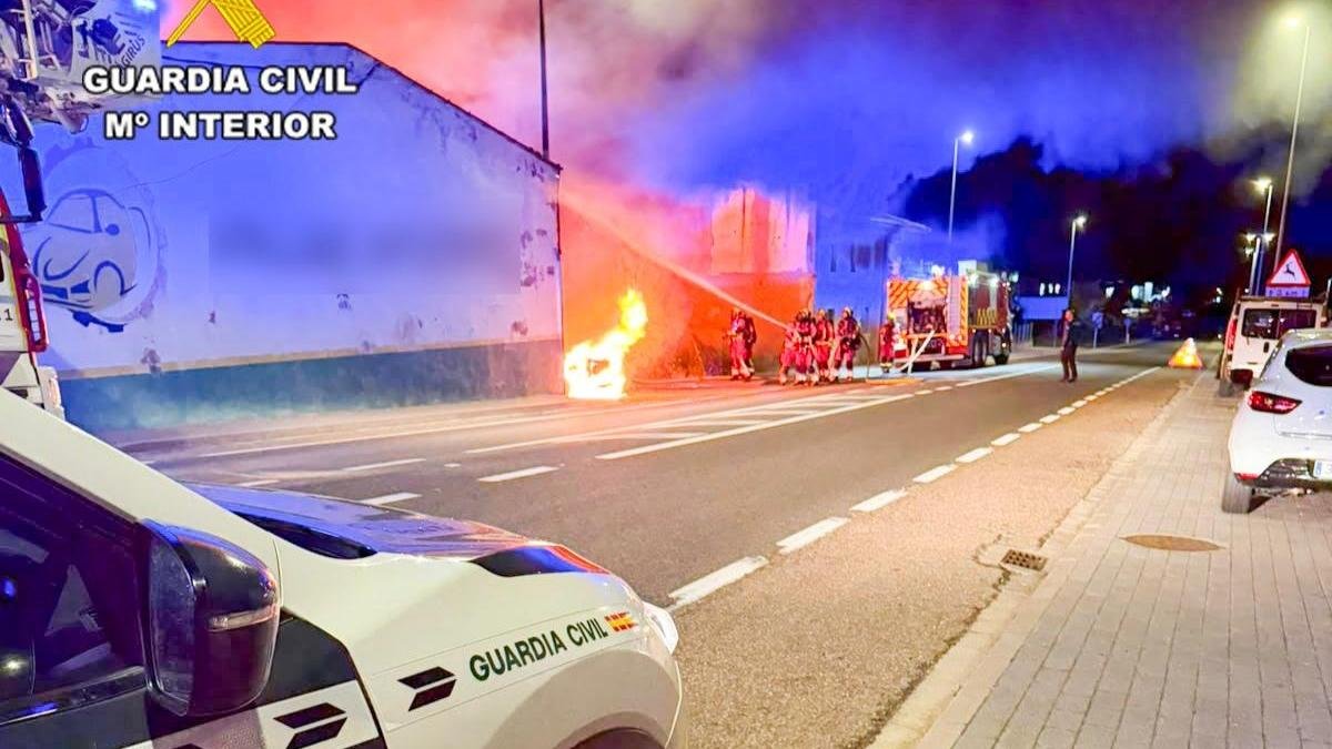 Incendio en el exterior del taller, en Valdelafuente (León).