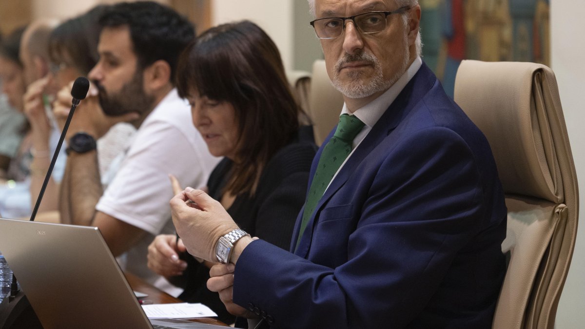 El concejal no adscrito, Alejandro Pérez de la Sota, ha acudido al pleno que se celebra en el Ayuntamiento.