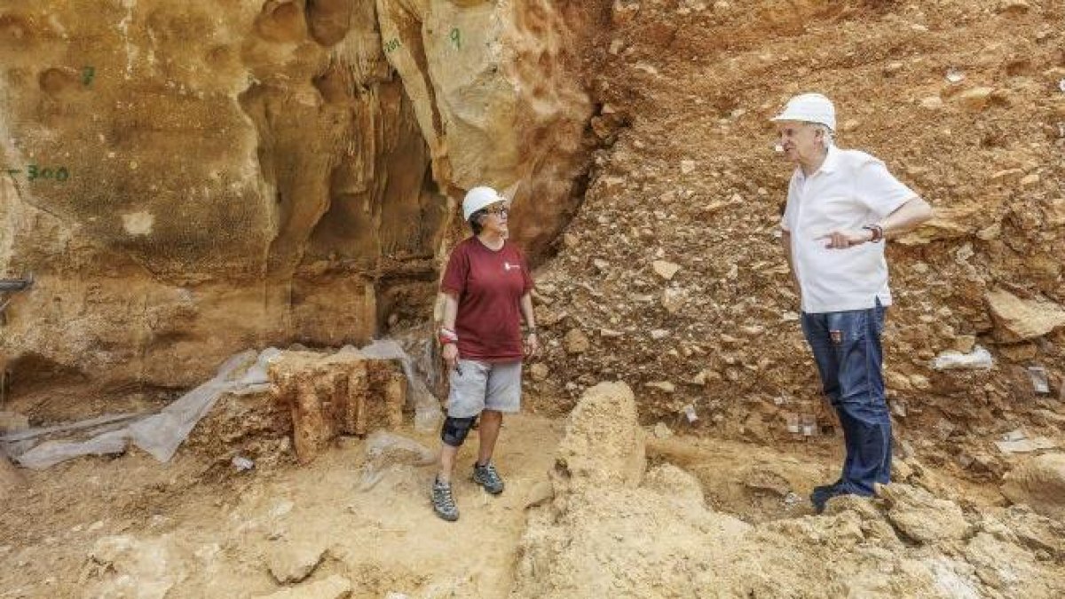 Juan Luis Arsuaga conversa con Elena Santos en el yacimiento TD-4 de Gran Dolina donde ya se ha empezado a excavar.