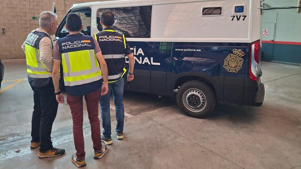 Furgón de la Policía Nacional.