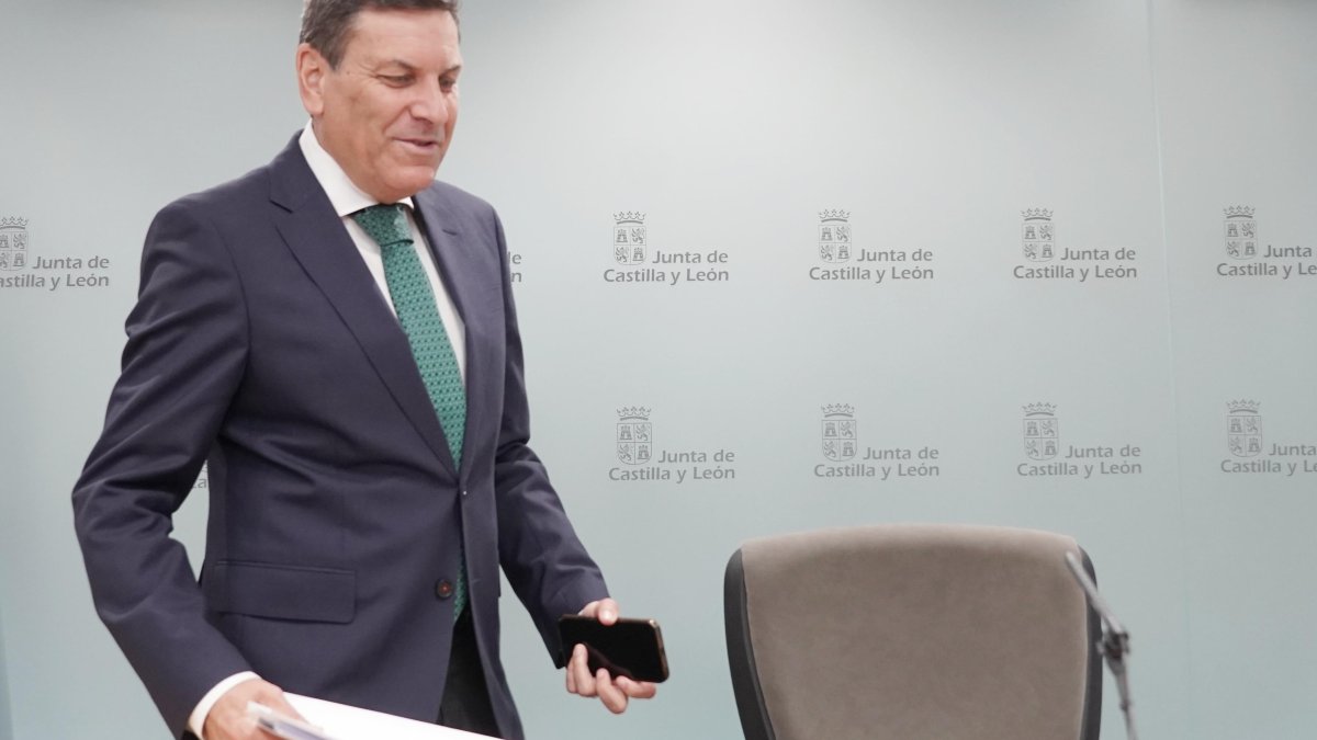 El consejero de Economía y Hacienda y portavoz, Carlos Fernández Carriedo, comparece en rueda de prensa posterior al Consejo de Gobierno.