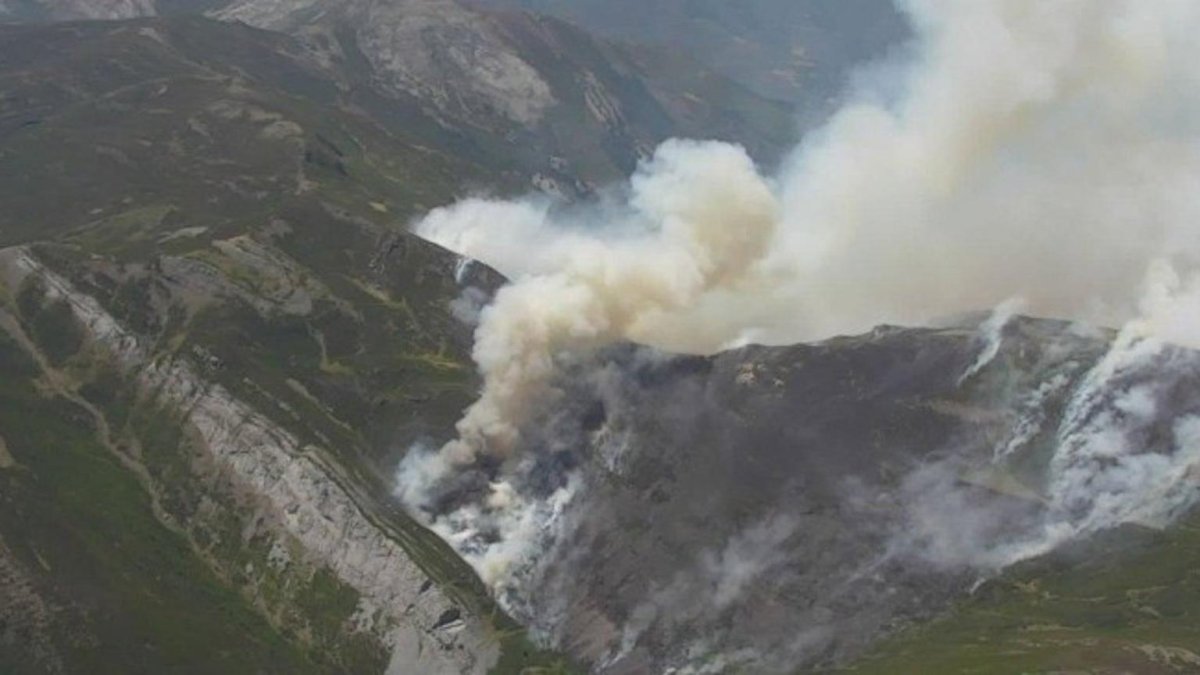 Incendio de gravedad 1 en Canseco (León) con una veintena de medios desplegados