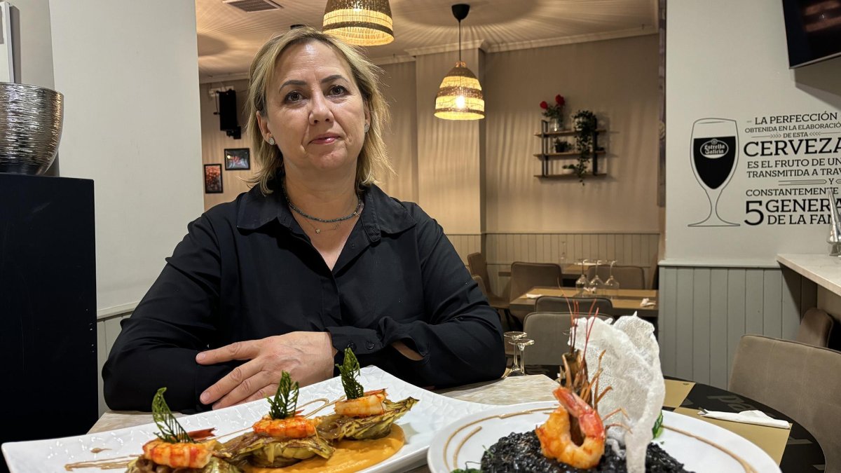 Ángela Vanzeac posa con dos de los platos que elabora en su restaurante