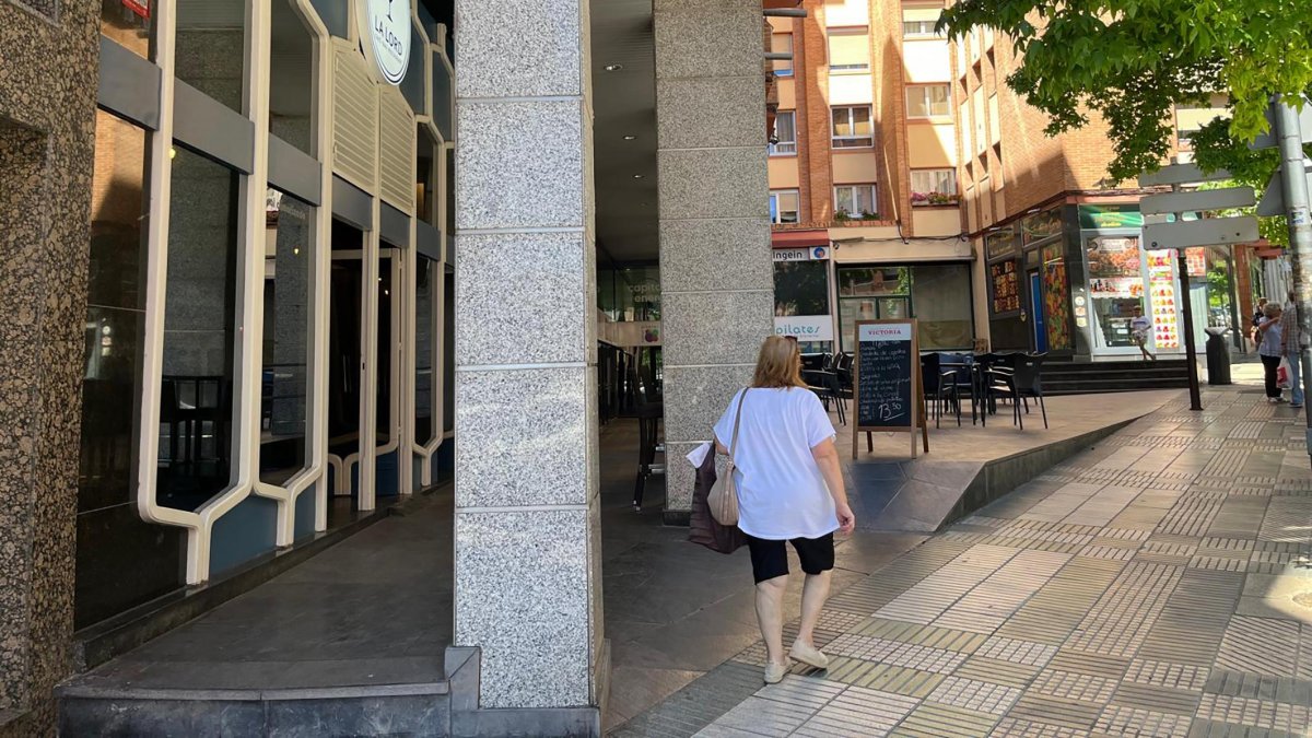 El bar cafetería que frecuentaba con asiduidad, muy próximo a donde fue detenido.