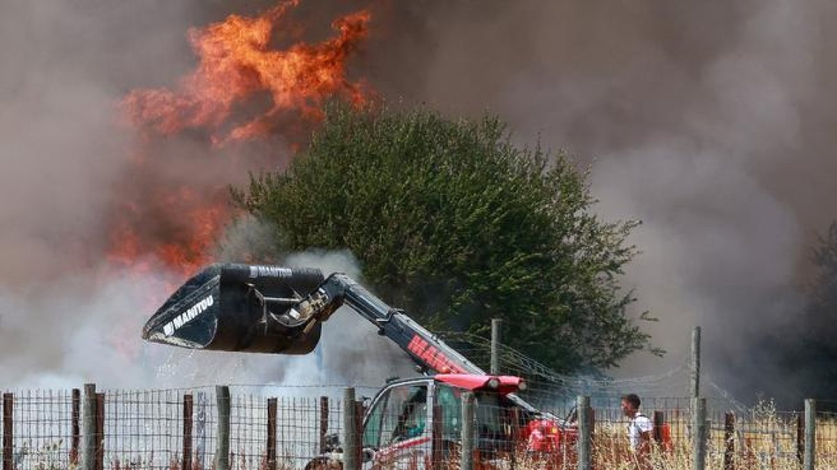 Maquinaria pesada trabajando en la extinción de un incendio.