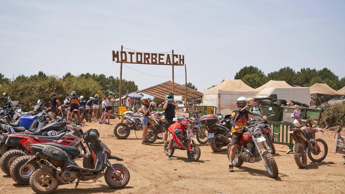 Los participantes del festival Motorbeach, ayer, abandonando el recinto tras el fin del evento.