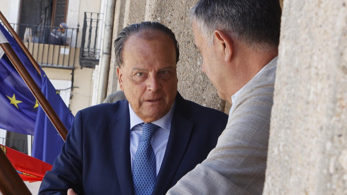 El presidente del Consejo de Cuentas, Mario Amilivia es recibido por el alcalde de El Burgo de Osma, Antonio Pardo