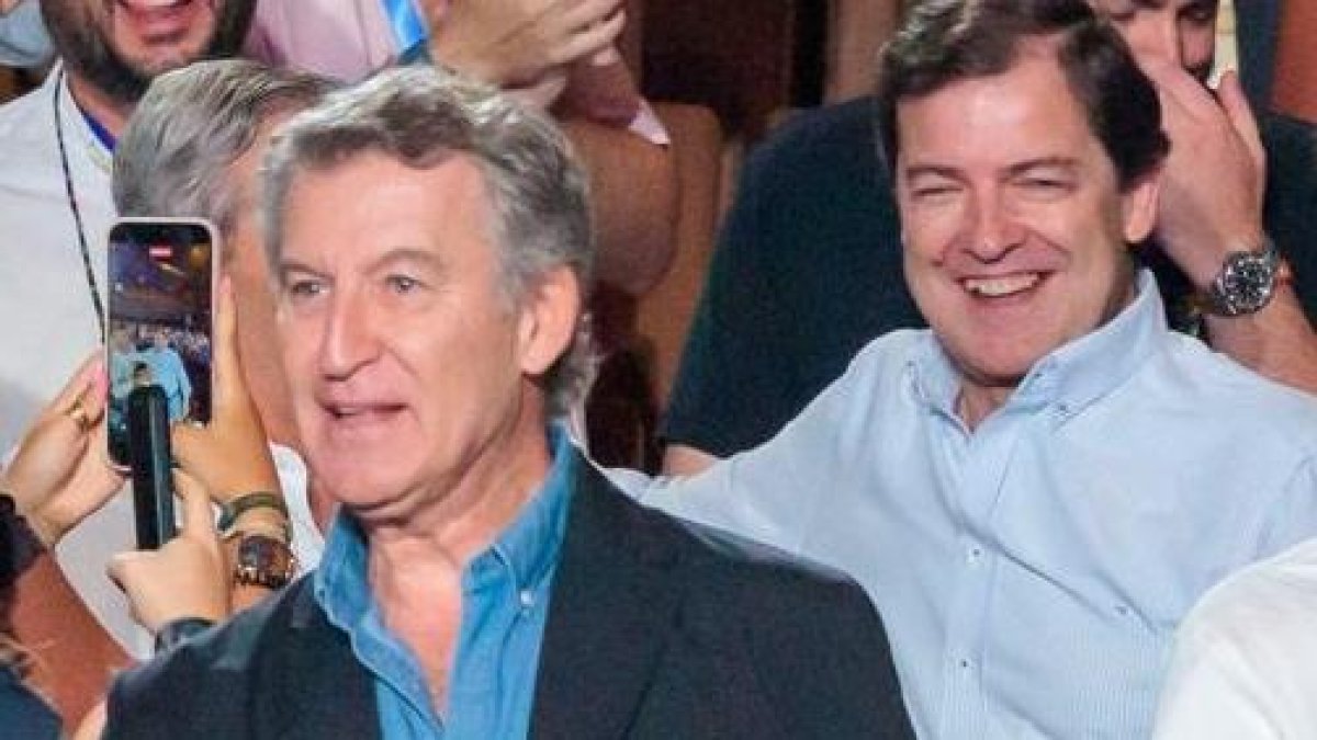 Alberto Núñez Feijóo y Alfonso Fernández Mañueco, el sábado 11 de julio en el congreso de NNGG en Valladolid.