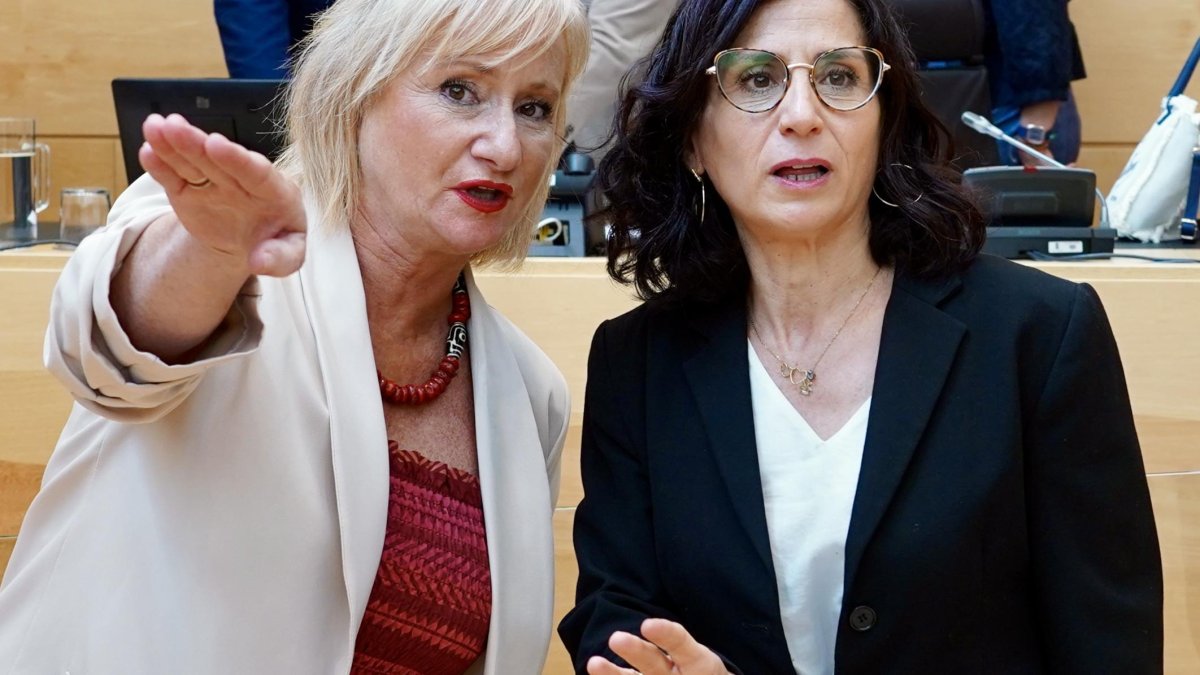 Leticia García y Cristina Sanchidrián, antes de la comparecencia de la consejera de Movilidad.