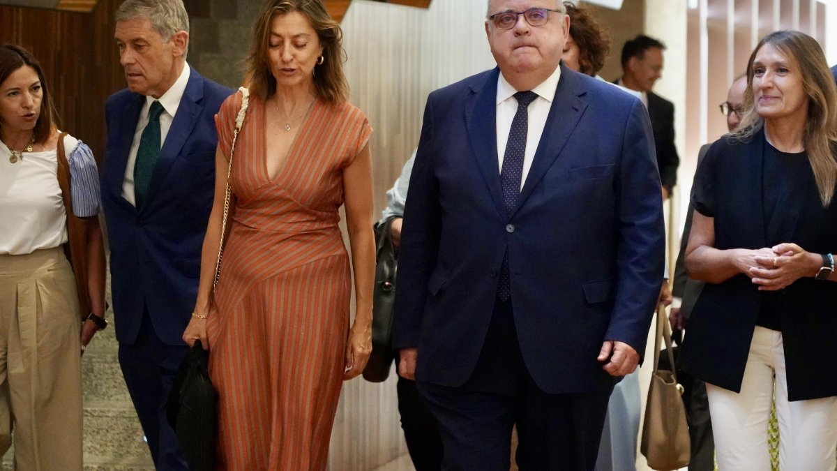 El consejero de Sanidad y Bienestar Social, Alejando Vázquez Ramos, a su llegada a la comparecencia en las Cortes de Castilla y León.