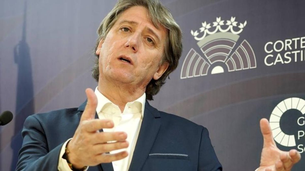 El portavoz socialista, Carlos Martínez Mínguez, durante su comparecencia en las Cortes.