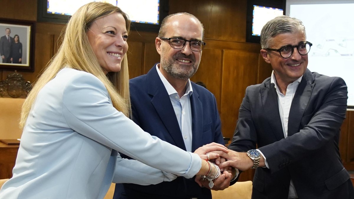 El alcalde de Ponferrada, Marco Morala (C), junto a la delegada territorial de Endesa en el Noroeste, María Giuseppina Biondi.