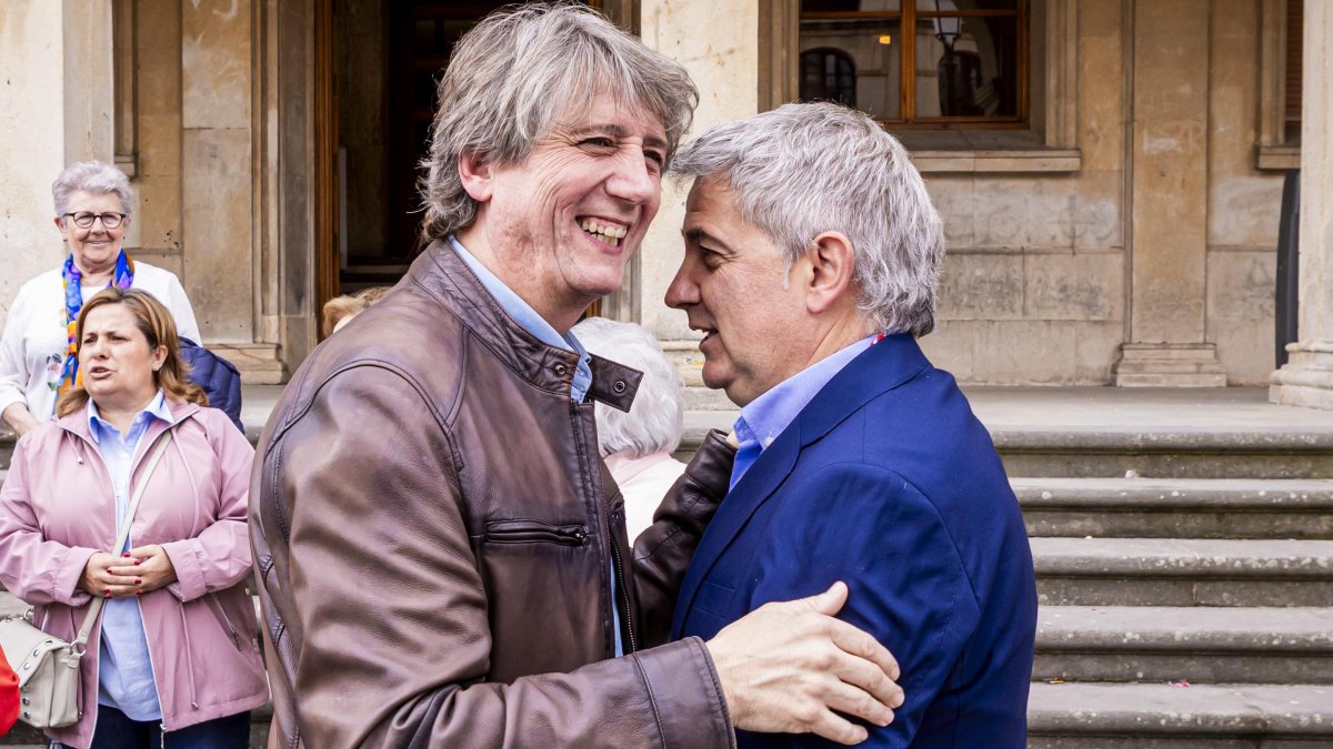 Carlos Martínez abraza a Javier Antón tras su investidura como alcalde a finales de abril.