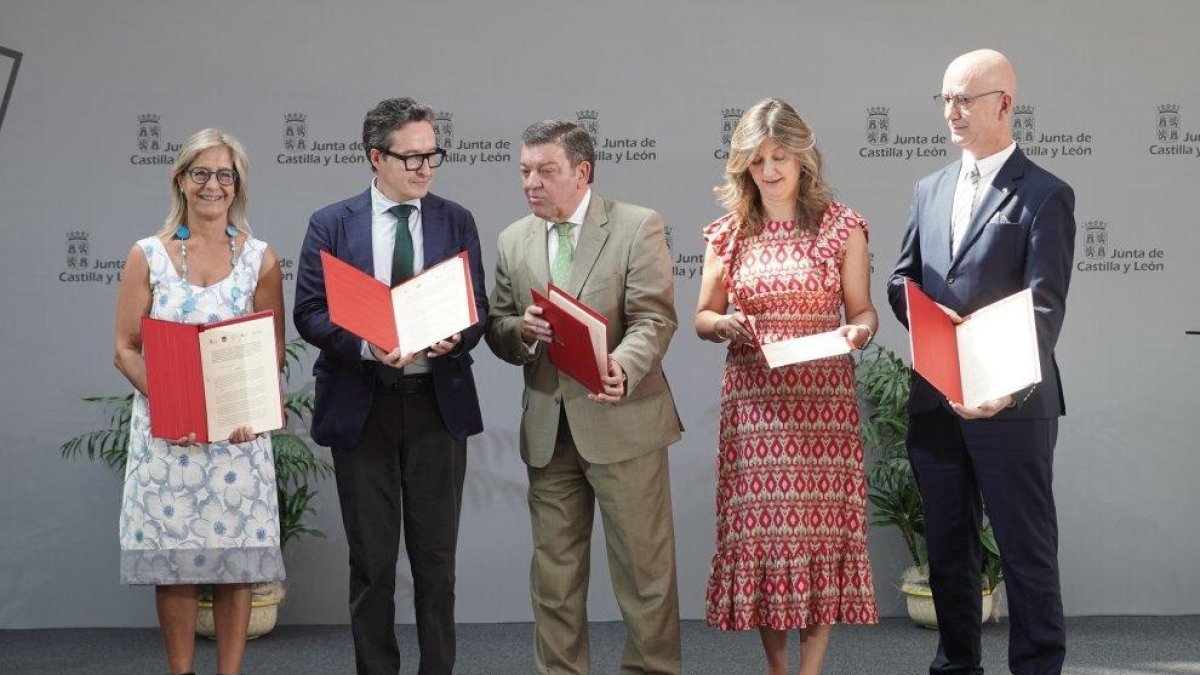 El consejero de la Presidencia y los rectores de las cuatro universidades públicas firman el protocolo.