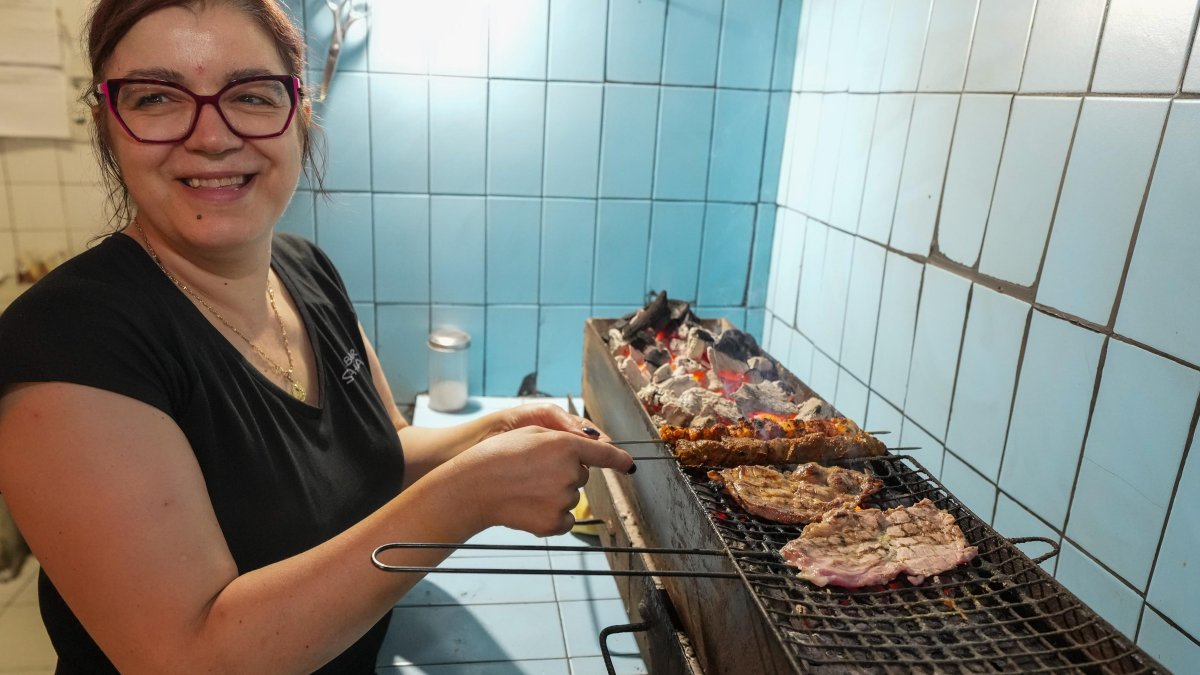 Rocío enseña desde las brasas como prepara varios productos de la carta