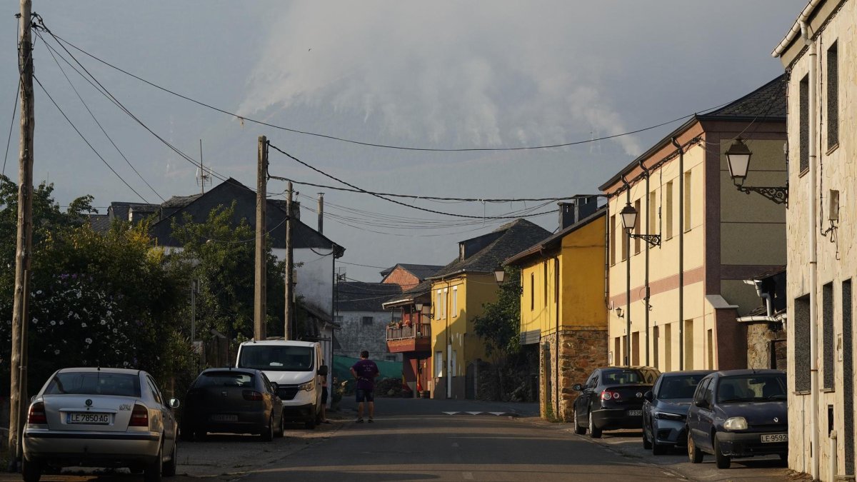 Incendio en las localidades de Turienzo Castañero y San Pedro Castañero (León).