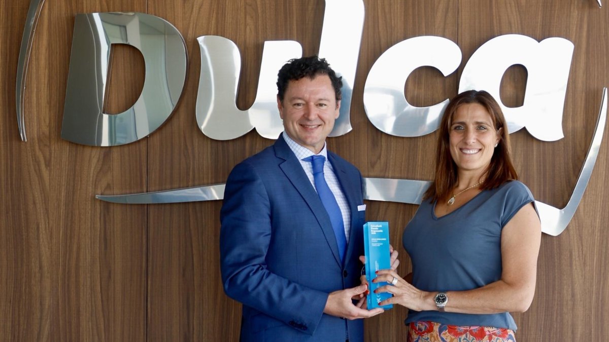 Noelia Serna García recibiendo el 'Premio Empresaria' en Castilla y León.