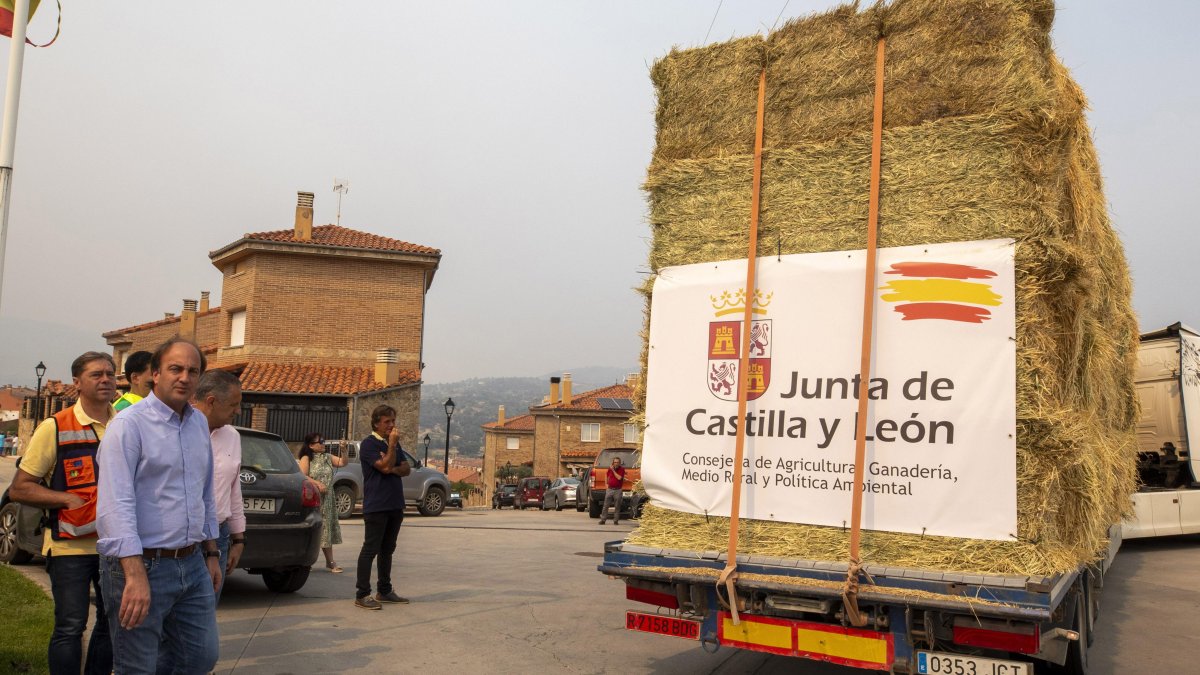 El consejero de Agricultura, Ganadería, Medio Rural y Política Ambiental, Joaquín Antonio Pino, en Burgohondo con alcaldes y afectados