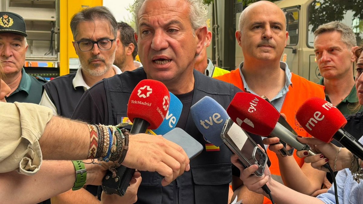 El delegado del Gobierno, Nicanor Sen, comparece ante los medios por el incendio de Ávila