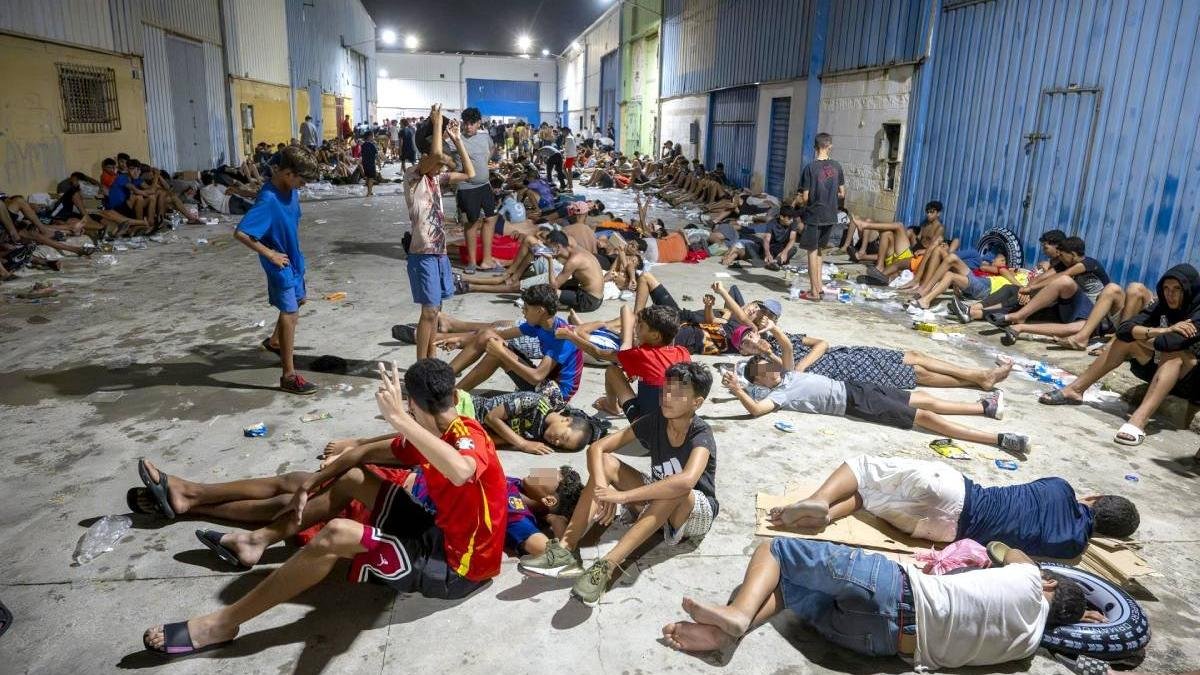 Decenas de migrantes que han pasado la frontera entre Ceuta y Marruecos pasan la noche en la calle.