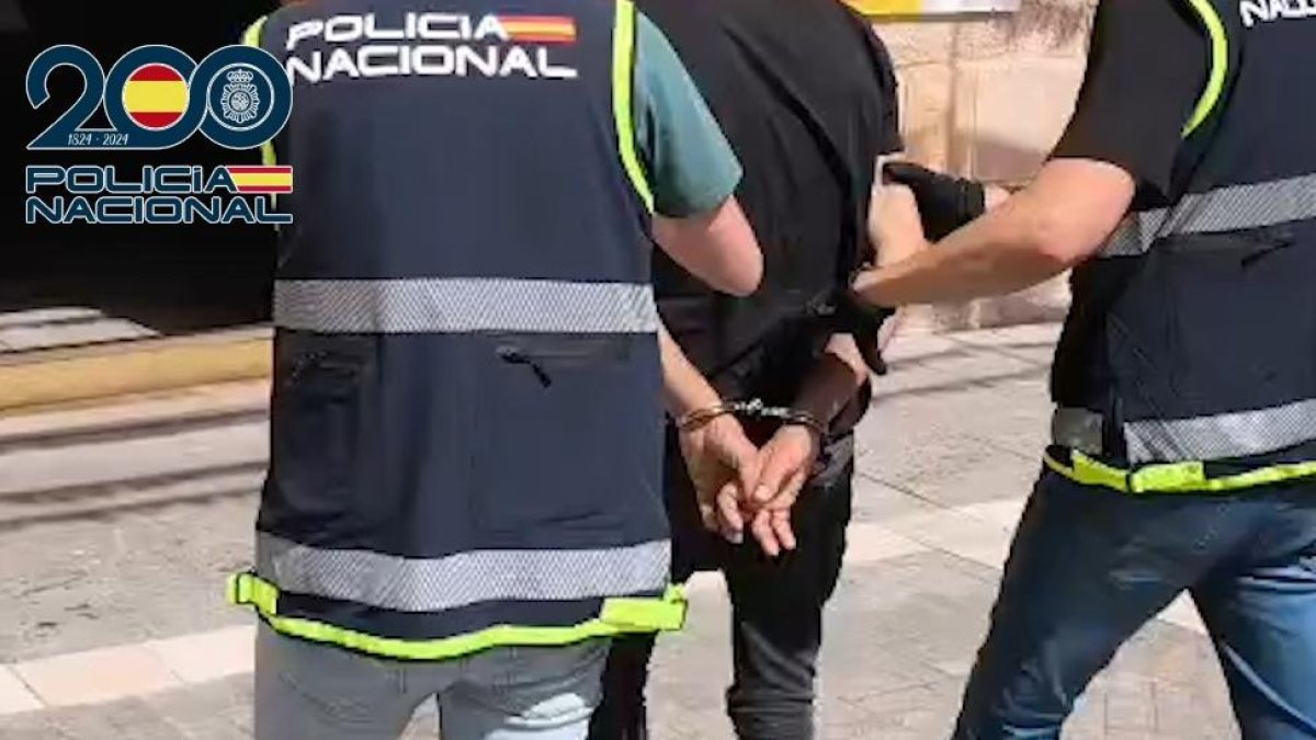 La Policía Nacional acompañando al detenido.
