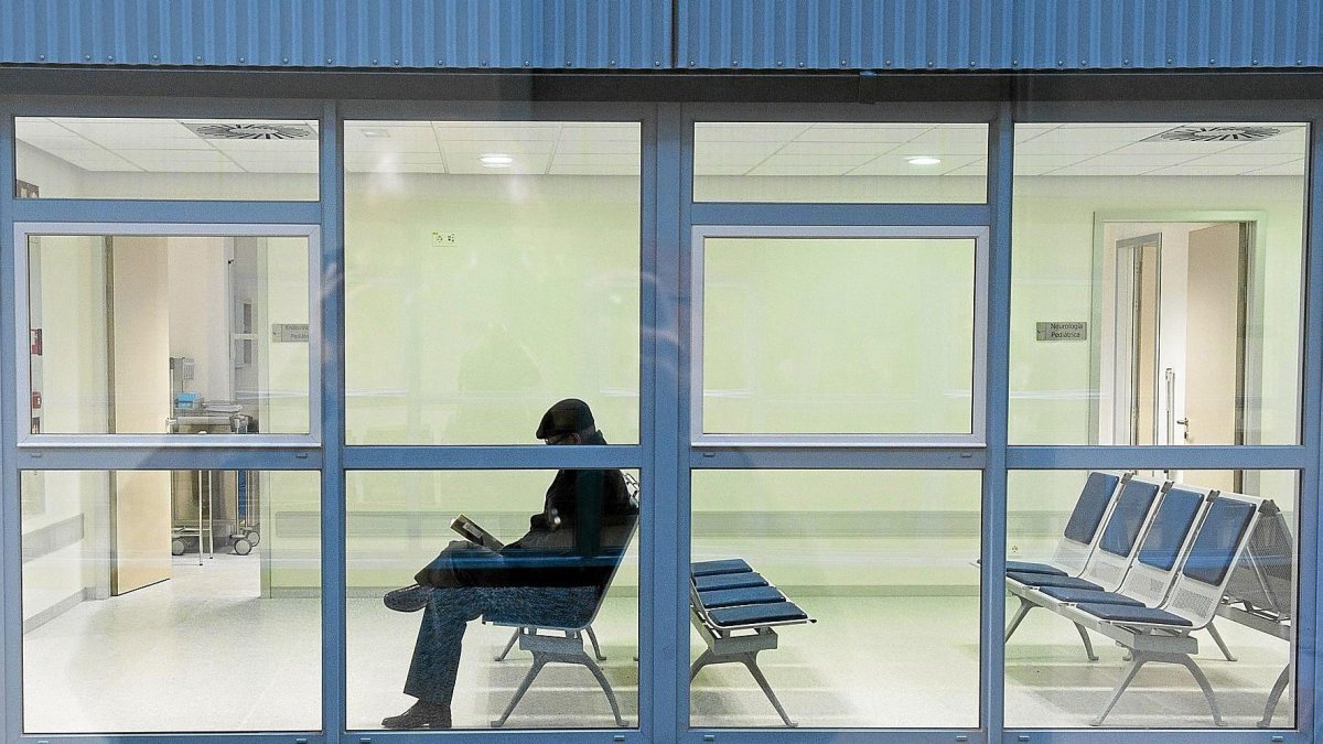 Un paciente espera su turno en las consultas del Hospital Universitario de Burgos