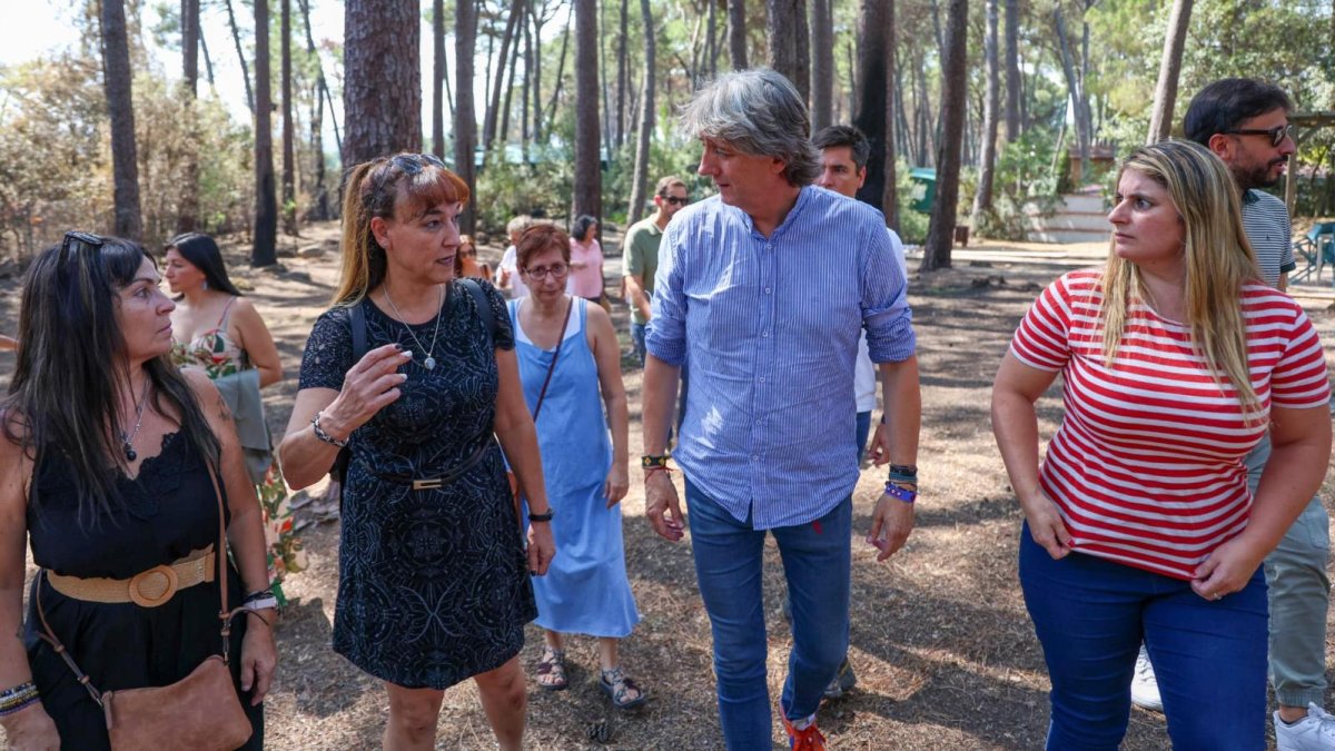 Carlos Martínez, durante su visita a varias zonas afectadas por el incendio del Valle del Tiétar.