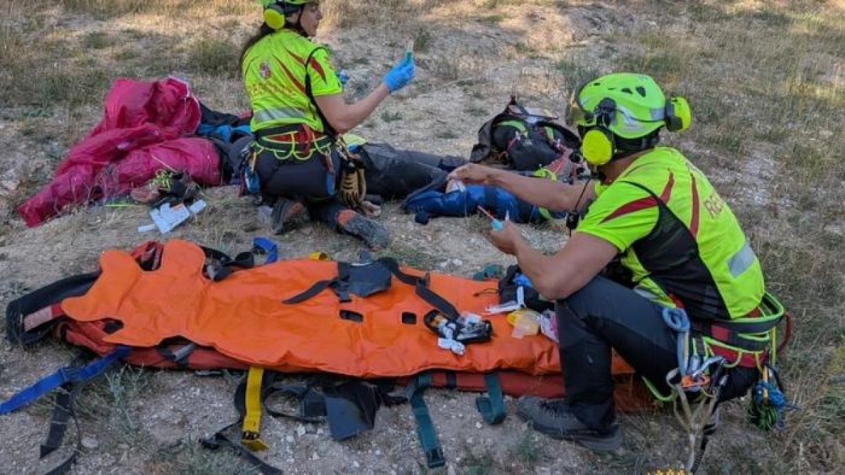 Miembros del 112 rescatan a un parapentista herido en la estación de La Pinilla.
