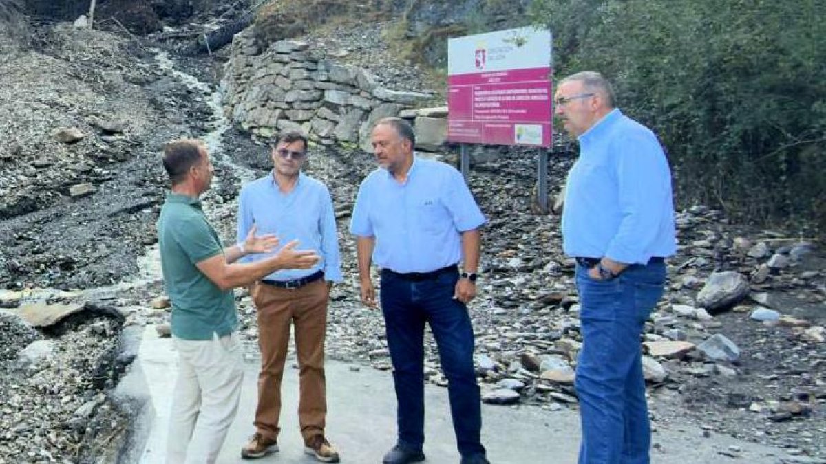 Gerardo Álvarez Courel evalúa los daños de la carretera de Peñalba de Santiago.