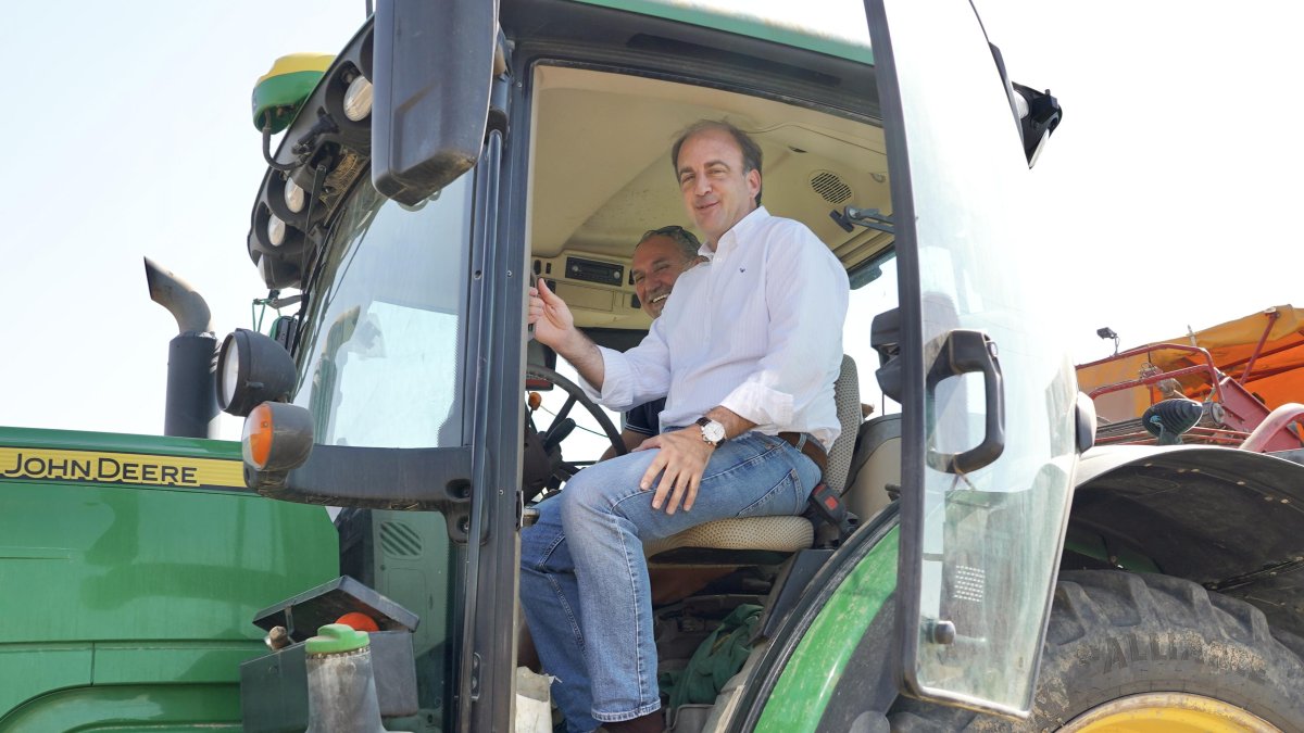 Joaquín Antonio en una explotación agraria de patatas en la localidad vallisoletana de Bercero.