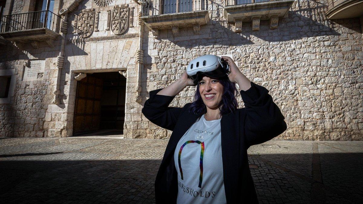 Vanesa Ochoa muestra una de las gafas en las que se basa se prototipo