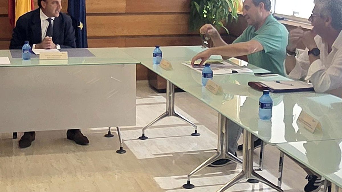 El consejero de Agricultura, Joaquín Antonio Pino, analiza con Sivecal y Uscal las necesidades de los servicios veterinarios de Castilla y León.