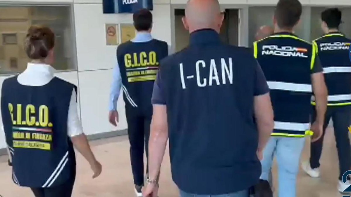 Don Mico durante la entrega de la Policía Nacional a la Guardia di Finanza de Italia.