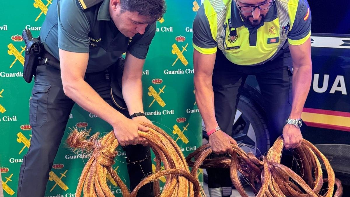 Agentes con el cableado de cobre intervenido.