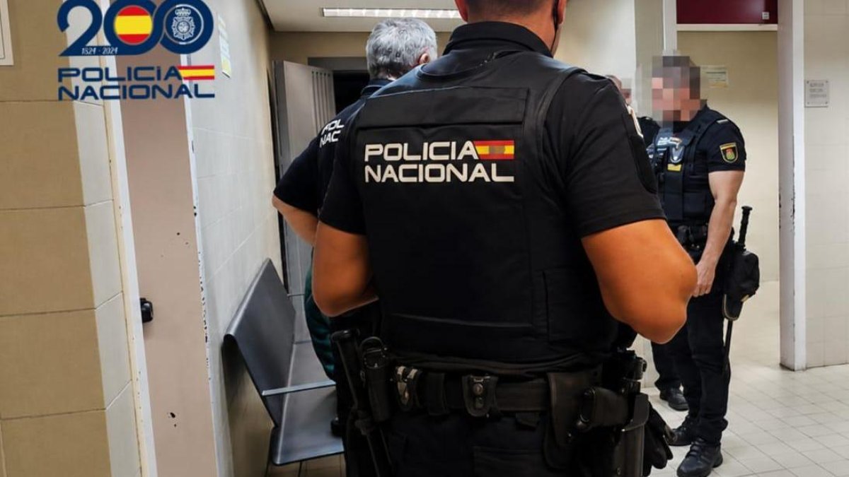 Agentes de la Policía Nacional con el detenido.