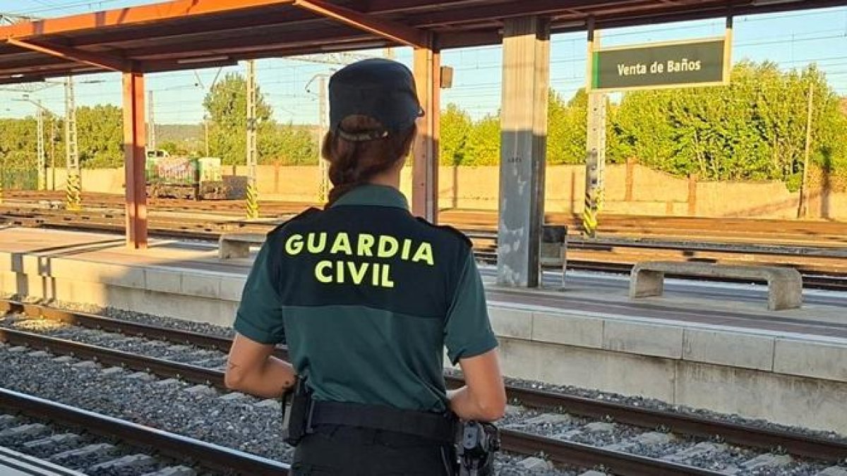 Agente de la Guardia Civil en la estación de tren de Venta de Baños.