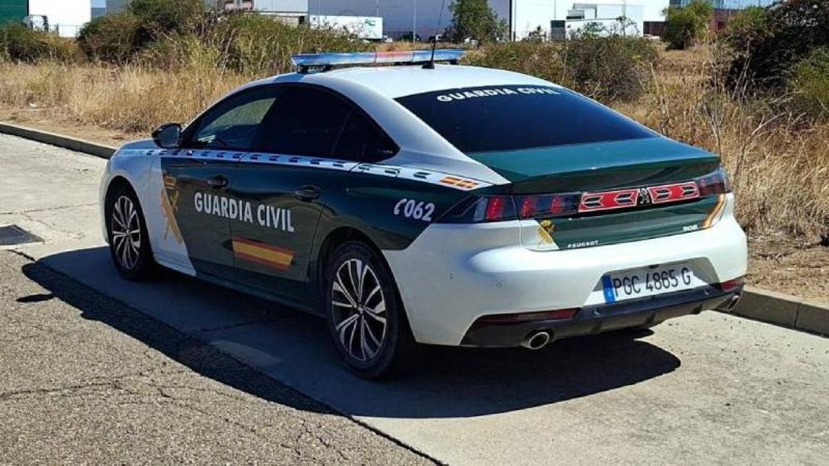 Vehículo de la Guardia Civil de Palencia en una zona industrial.