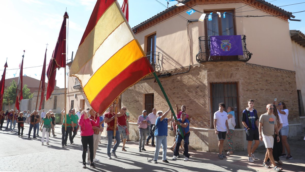 Desfile de alrededor de una treintena de pendones concejiles, acompañados por los Danzantes de Fuentes de Nava y los Dulzaineros de Campos