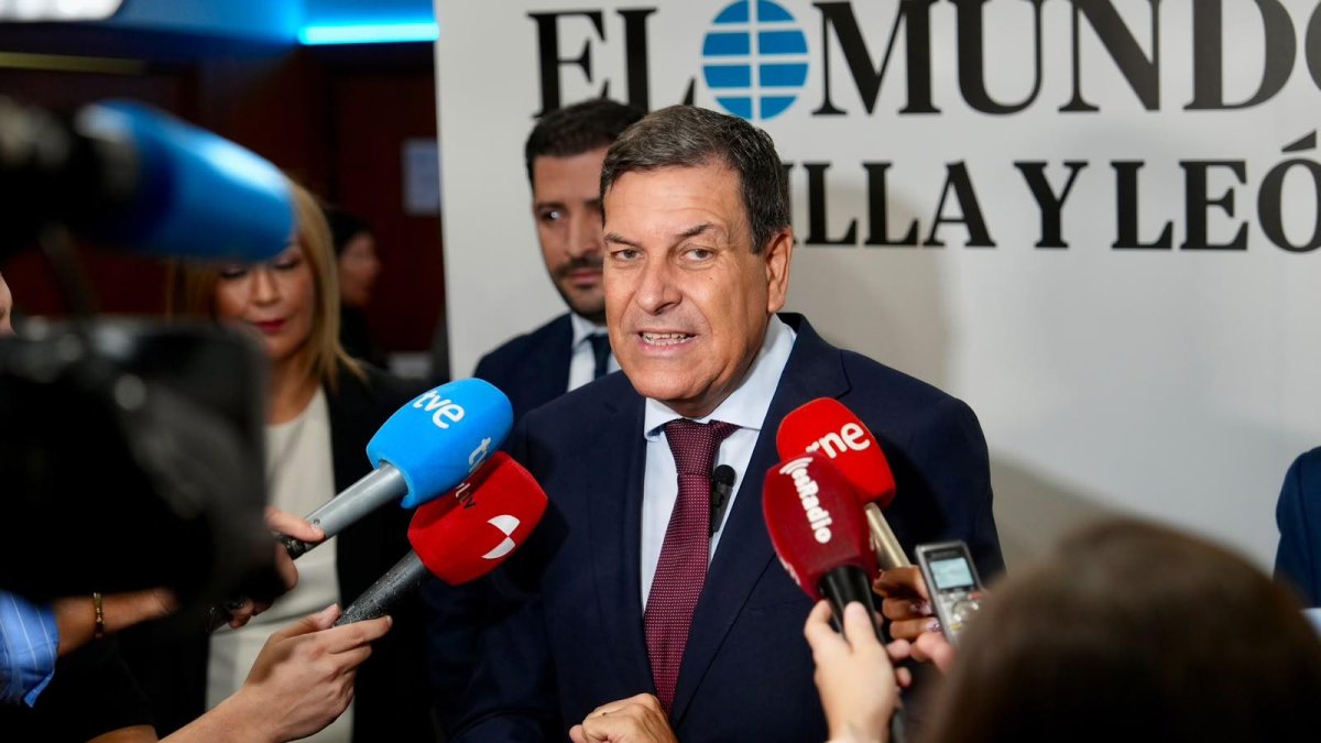 El consejero de Economía y Hacienda en el Club de Prensa de El Mundo