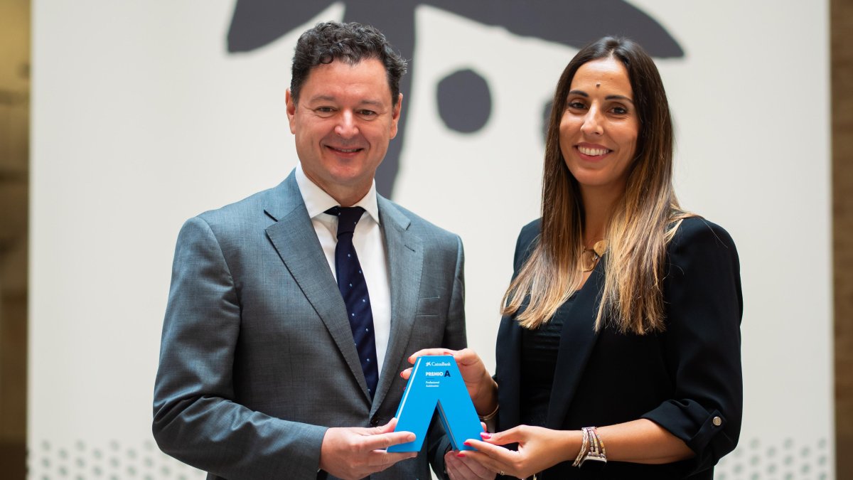 El director territorial de CaixaBank en Castilla y León, Gerardo Cuartero, entrega el galardón a Eva Santamarta.