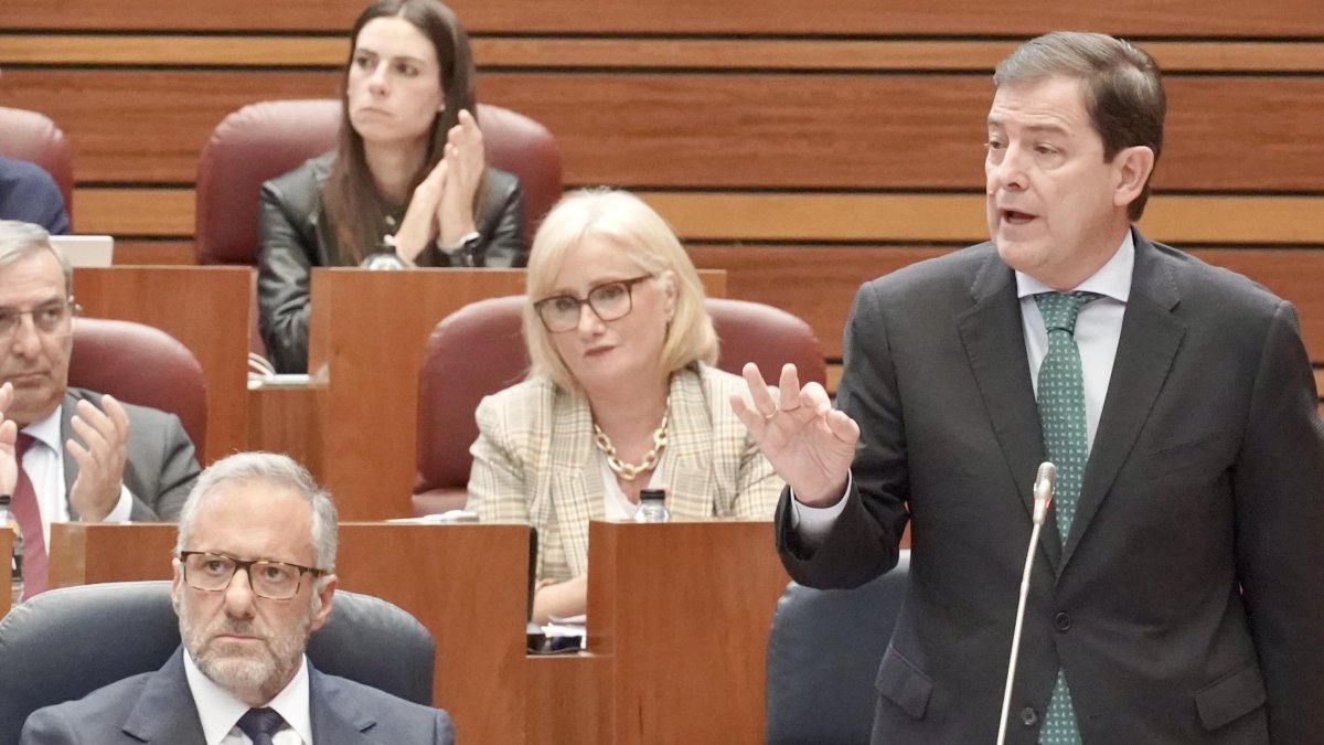 El presidente de la Junta de Castilla y León, Alfonso Fernández Mañueco, durante una intervención en el pleno de las Cortes.