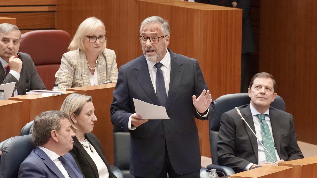 El vicepresidente primero de la Junta, Carlos Pollán, en su intervención en el pleno de las Cortes.