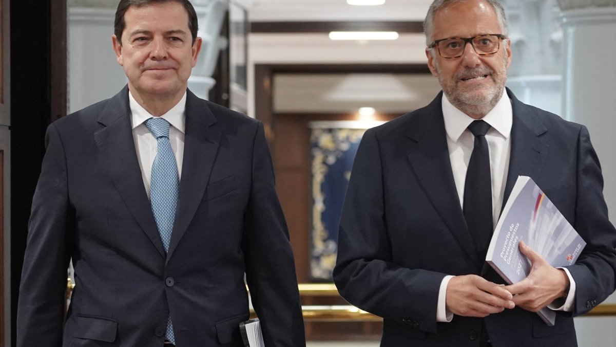 El presidente de la Junta, Alfonso Fernández Mañueco, y el vicepresidente primero y consejero de Desregulación, Familia y Ayudas Sociales, Carlos Pollán, presentan el proyecto de presupuestos para 2027.