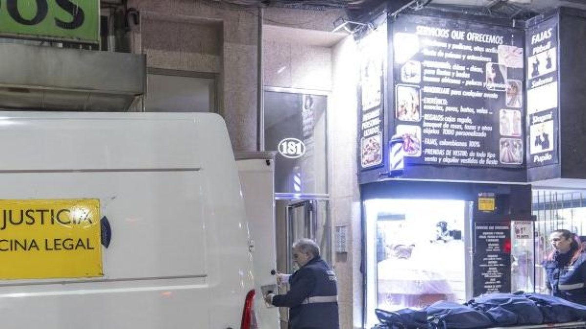 El Instituto de Medicina Legal retira el cuerpo la mujer hallada muerta en su domicilio.