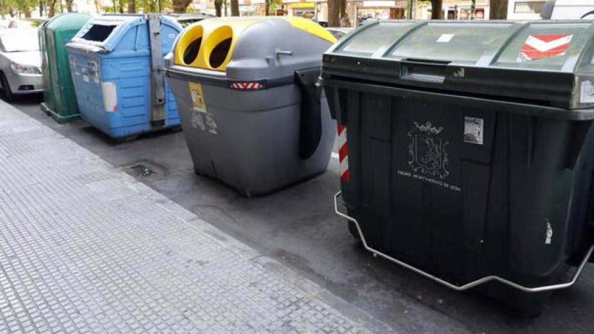 Diferentes contenedores de basura en una calle de León