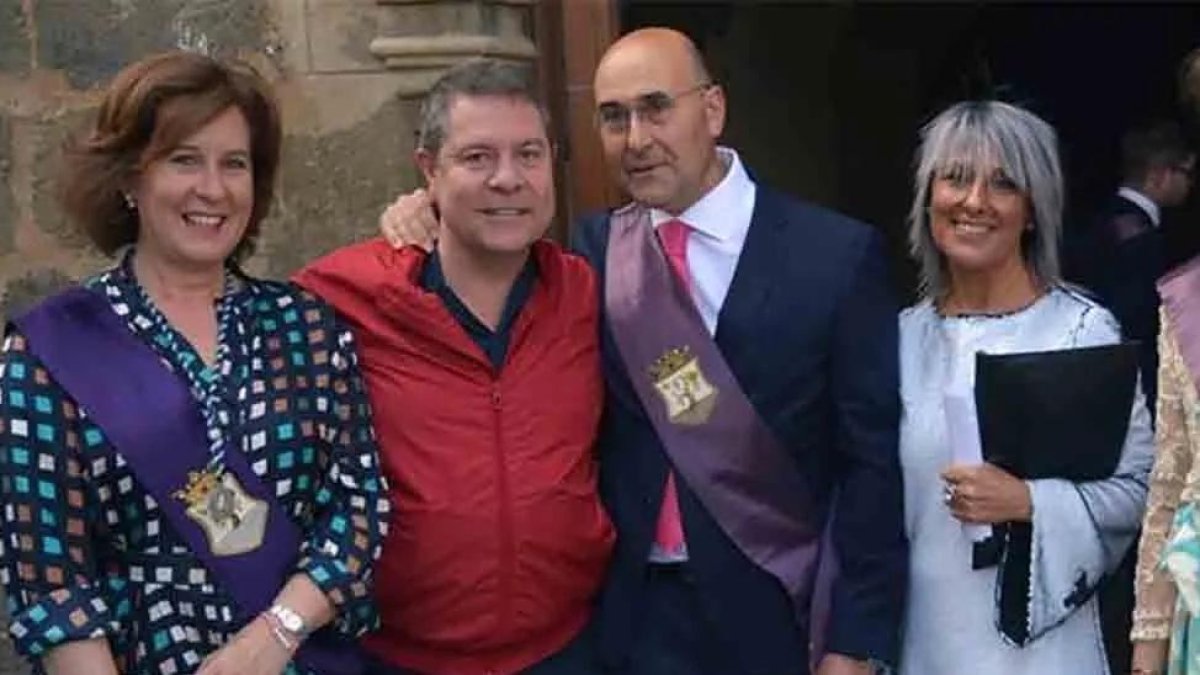 Emiliano García-Page y Jesús Manuel Alonso Jiménez, en el centro de la imagen, en Ágreda en una imagen de archivo de 2023.