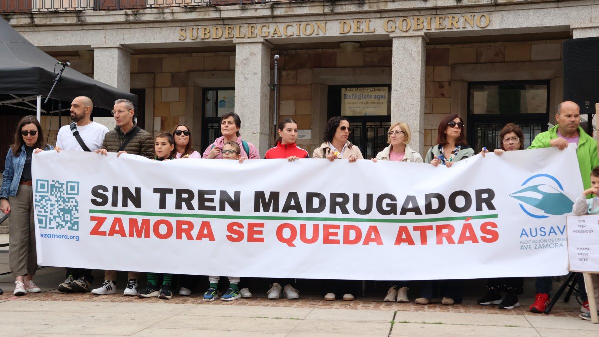 Concentración para reclamar la mejora de los servicios ferroviarios en Zamora